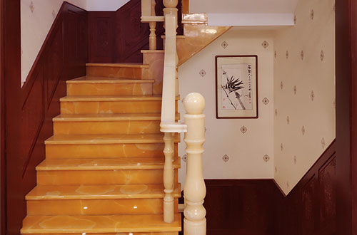 蓬莱中式别墅室内汉白玉石楼梯的定制安装装饰效果